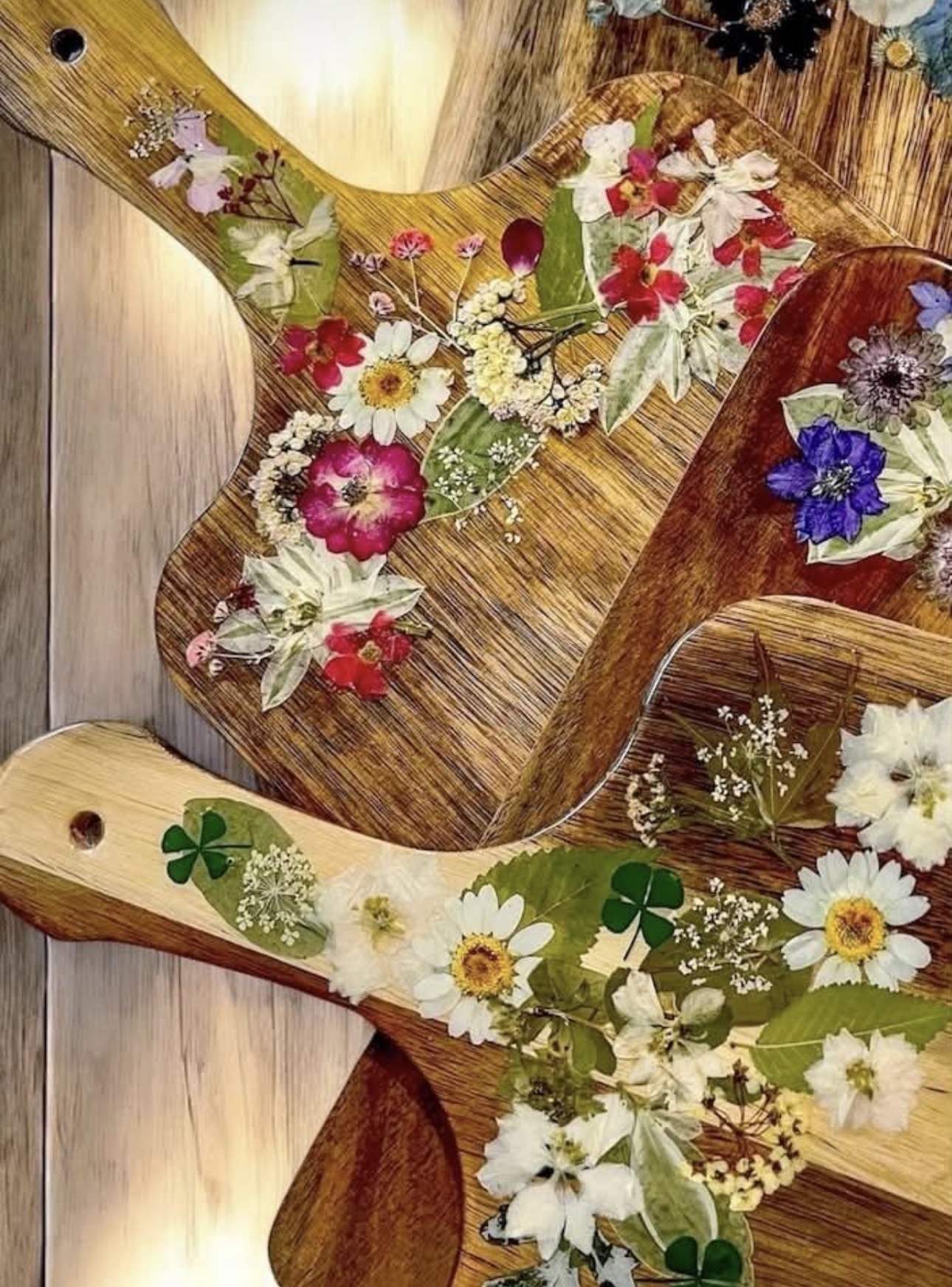 Decorative resin flower board from Arty Boat's creative resin art workshops